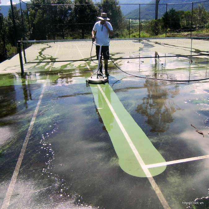 Hình ảnh : Tẩy rửa sân tennis bằng máy chuyên dụng