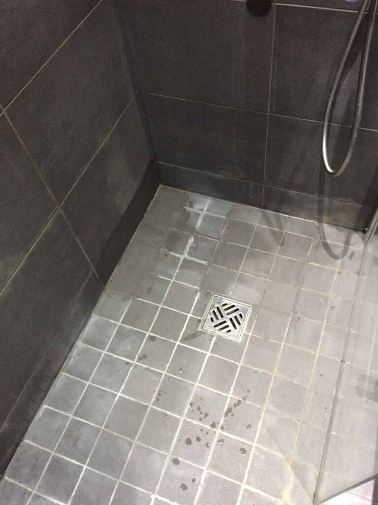 làm sạch gạch nhà tắm