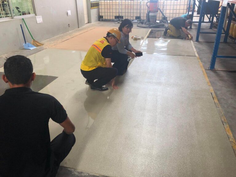 Thi công sơn sàn Epoxy Sika: Thi công sơn sàn epoxy sika giúp tạo ra bề mặt mượt mà, bền vững và dễ dàng vệ sinh. Hình ảnh liên quan sẽ minh họa qua quá trình thi công với đội ngũ chuyên nghiệp và sự kết hợp tốt nhất giữa sản phẩm và công nghệ thi công.