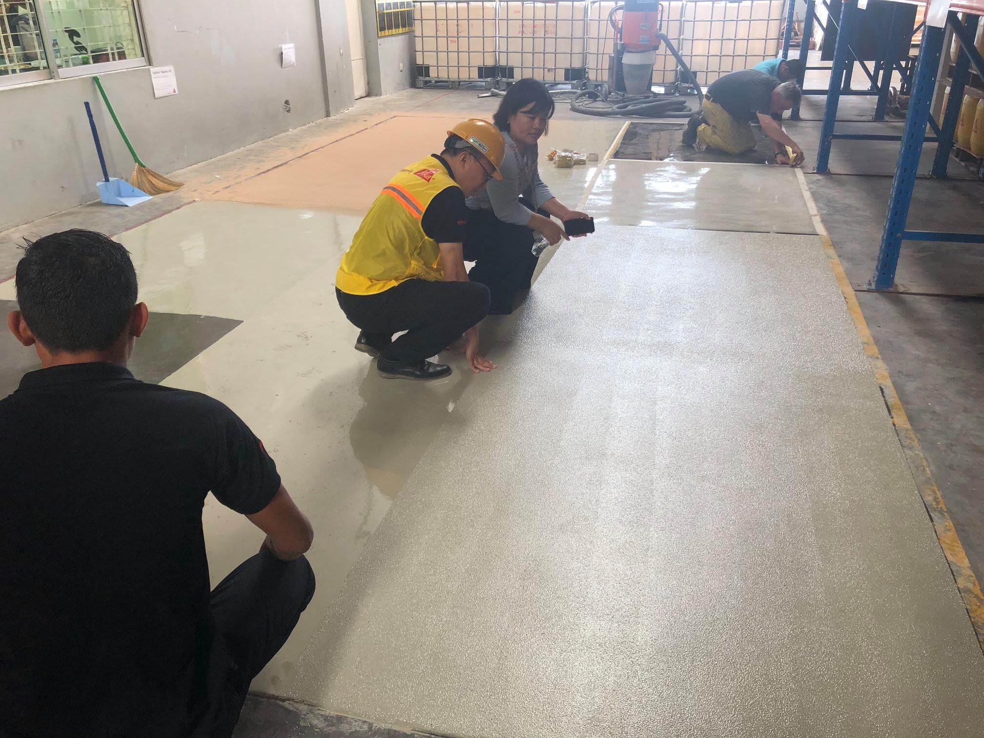 Việc thi công sơn sàn epoxy giúp cho sàn nhà bạn trở nên bền đẹp và dễ dàng vệ sinh. Quá trình thi công đơn giản và nhanh chóng, đảm bảo sự hài lòng của khách hàng. Xem hình ảnh để cảm nhận sự khác biệt.