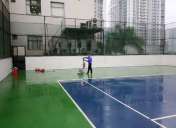 ve_sinh_bao_tri_be-mat-san_tennis
